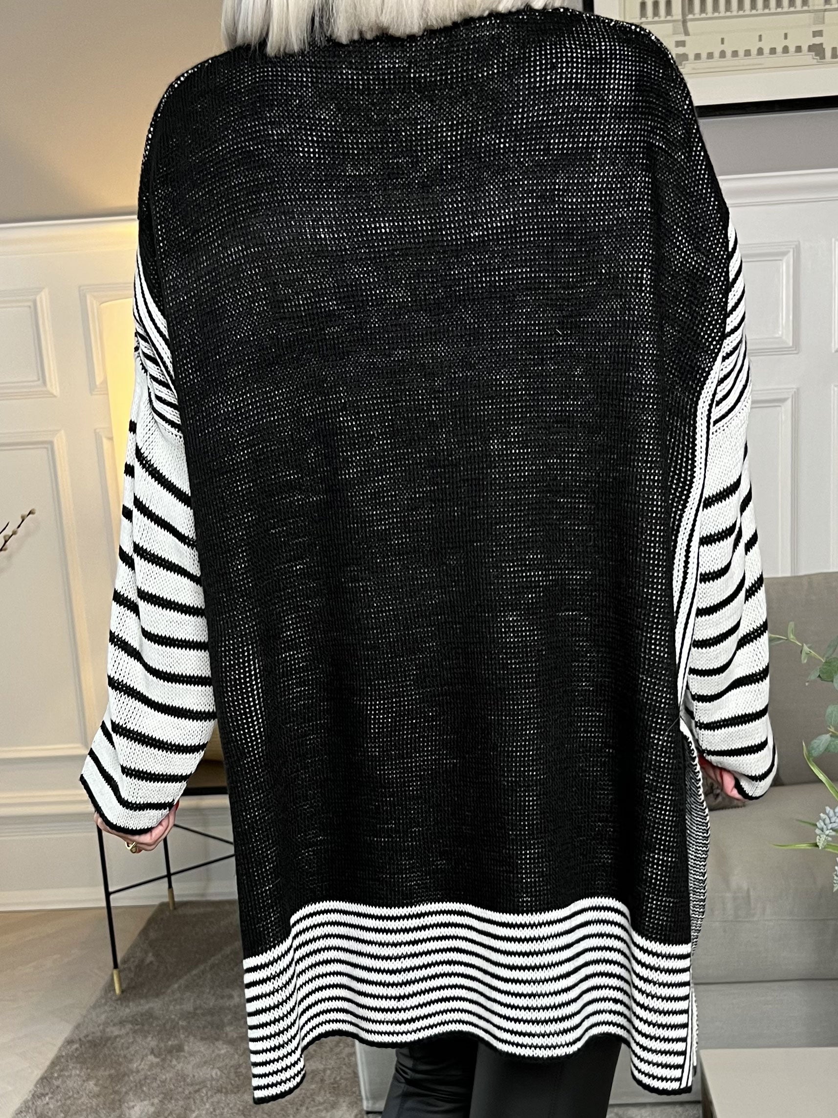 Akulina - Tofarvet stribet strik med turtleneck